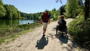 20260530 OA Wandelaars op de nu ook voor rolstoelen toegankelijke route van het Pieterpad