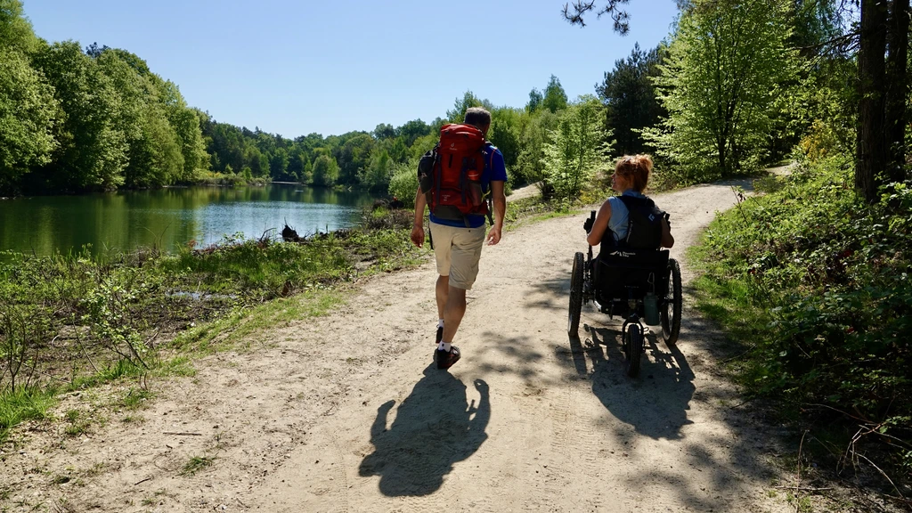 20260530 OA Wandelaars op de nu ook voor rolstoelen toegankelijke route van het Pieterpad