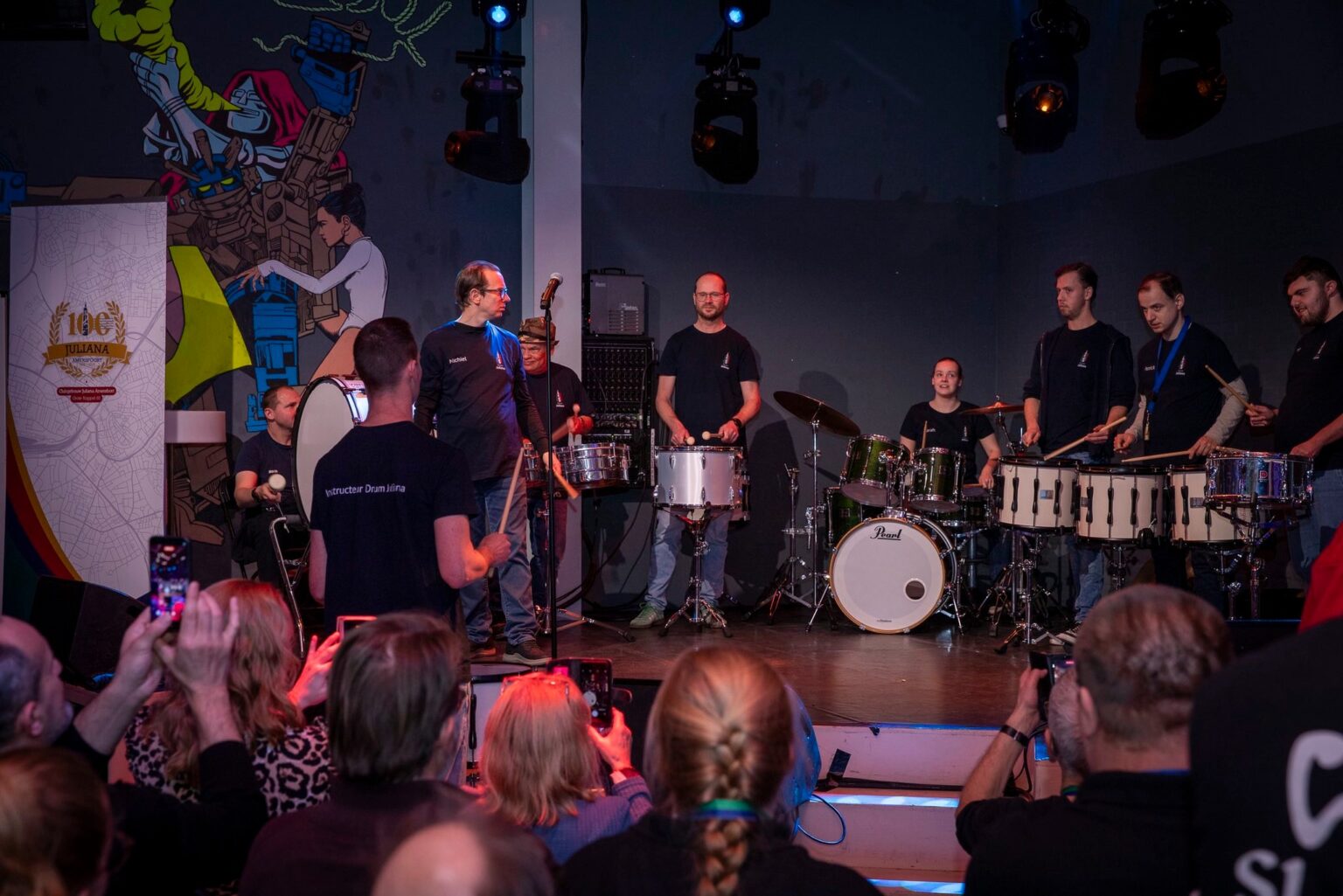 20260705 OA Overzicht hele groep op het podium Bijzonder festival
